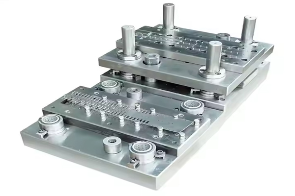 gia-cong-khuon-dap-nguoi